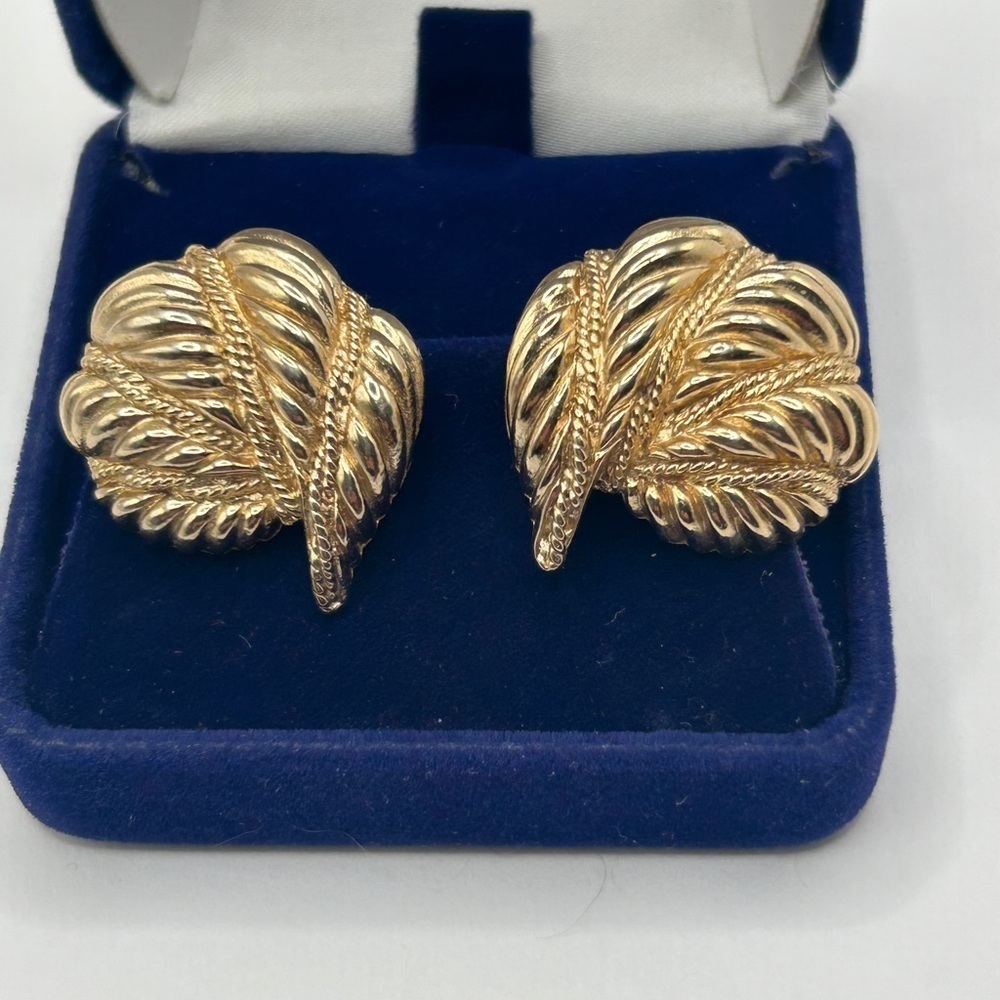 Monet Vintage 10k Gold Textured Shell Clip On Earrings - Picture 3 of 13